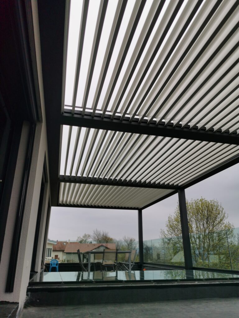 Pergola en aluminium installée à Frontonas