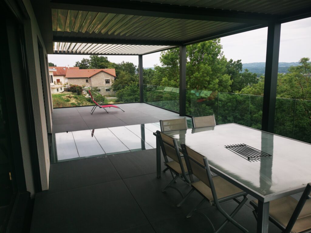 Pergola en aluminium installée à Frontonas