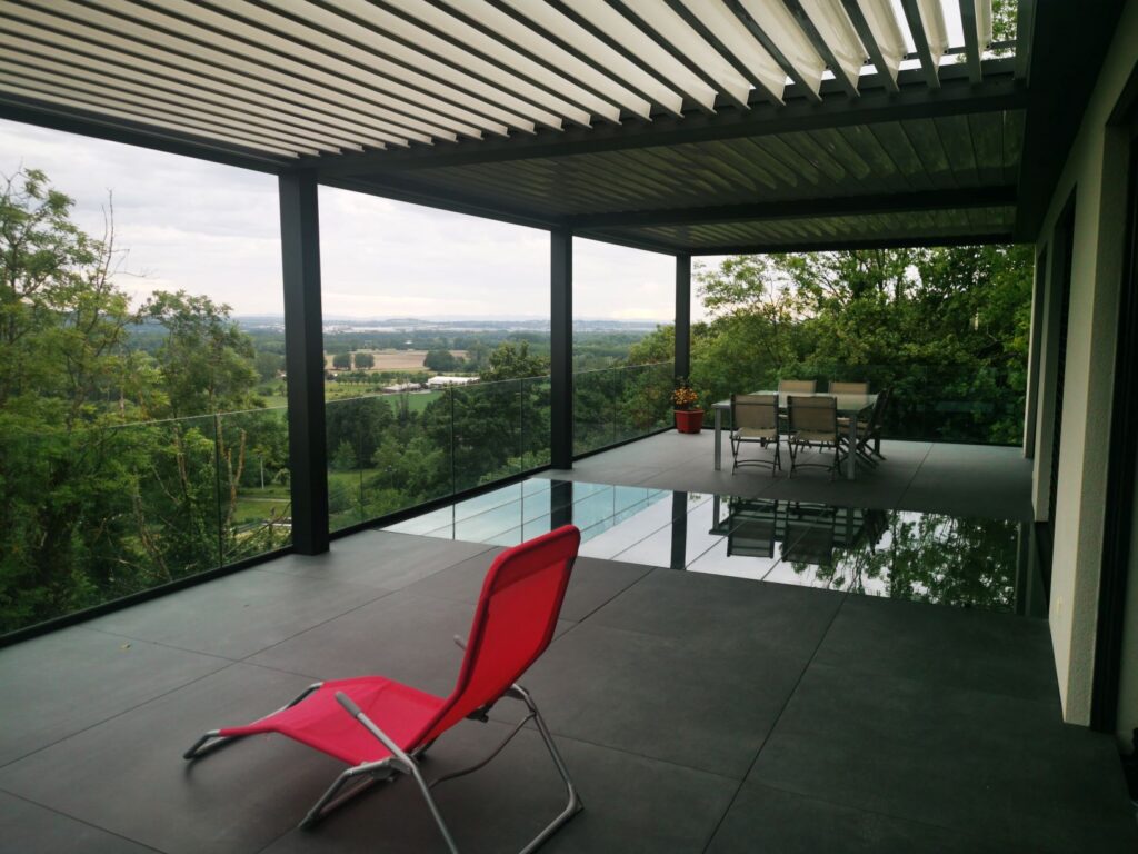 Pergola en aluminium installée à Frontonas